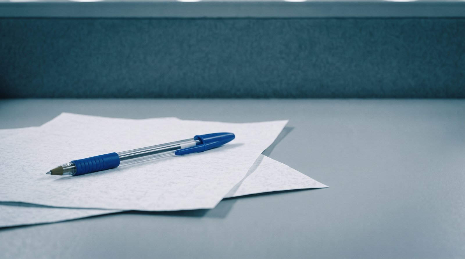 Plano cerrado de un bolígrafo sobre papel en el escritorio