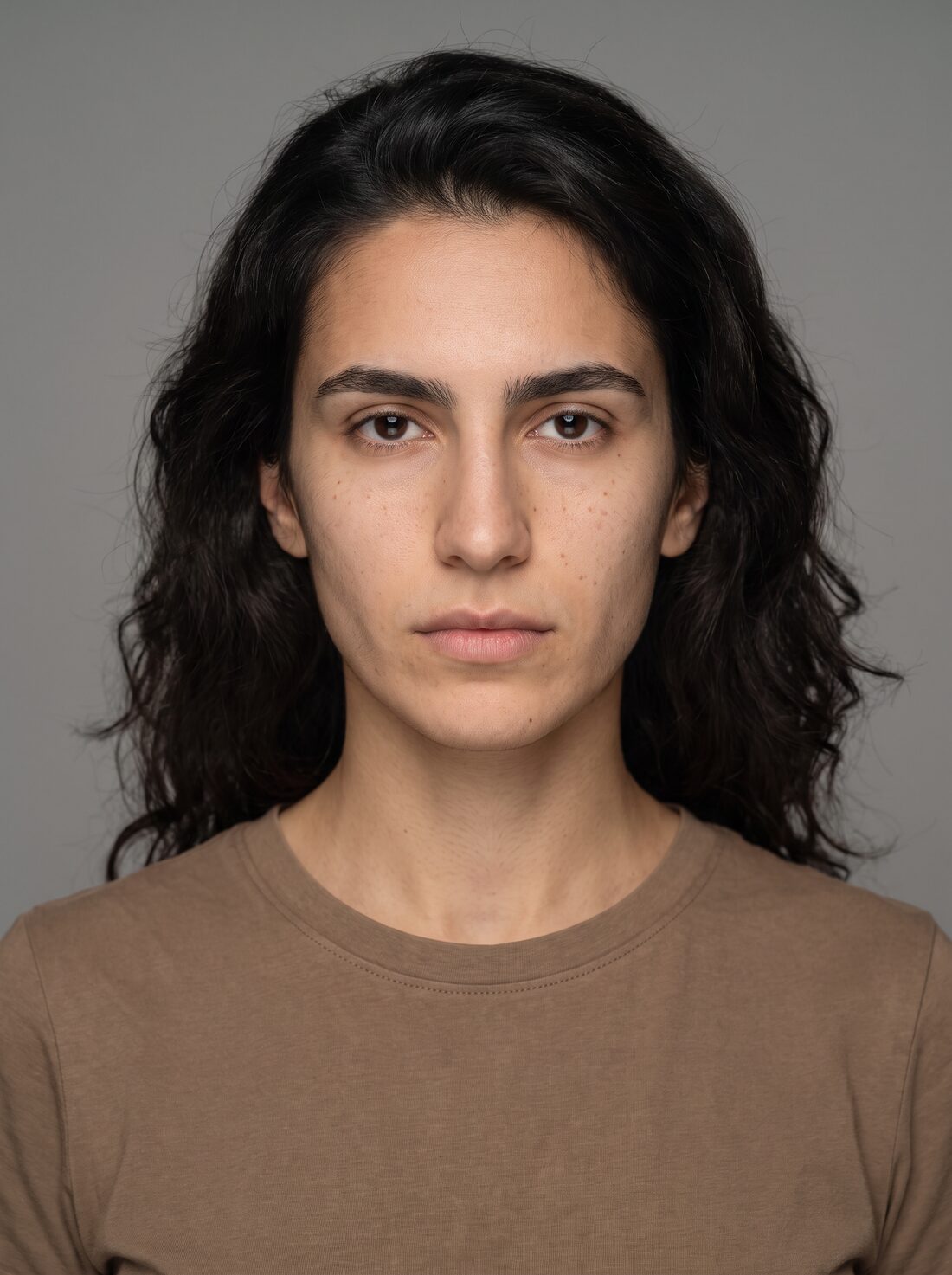Retrato de casting, mujer de pelo ondulado oscuro
